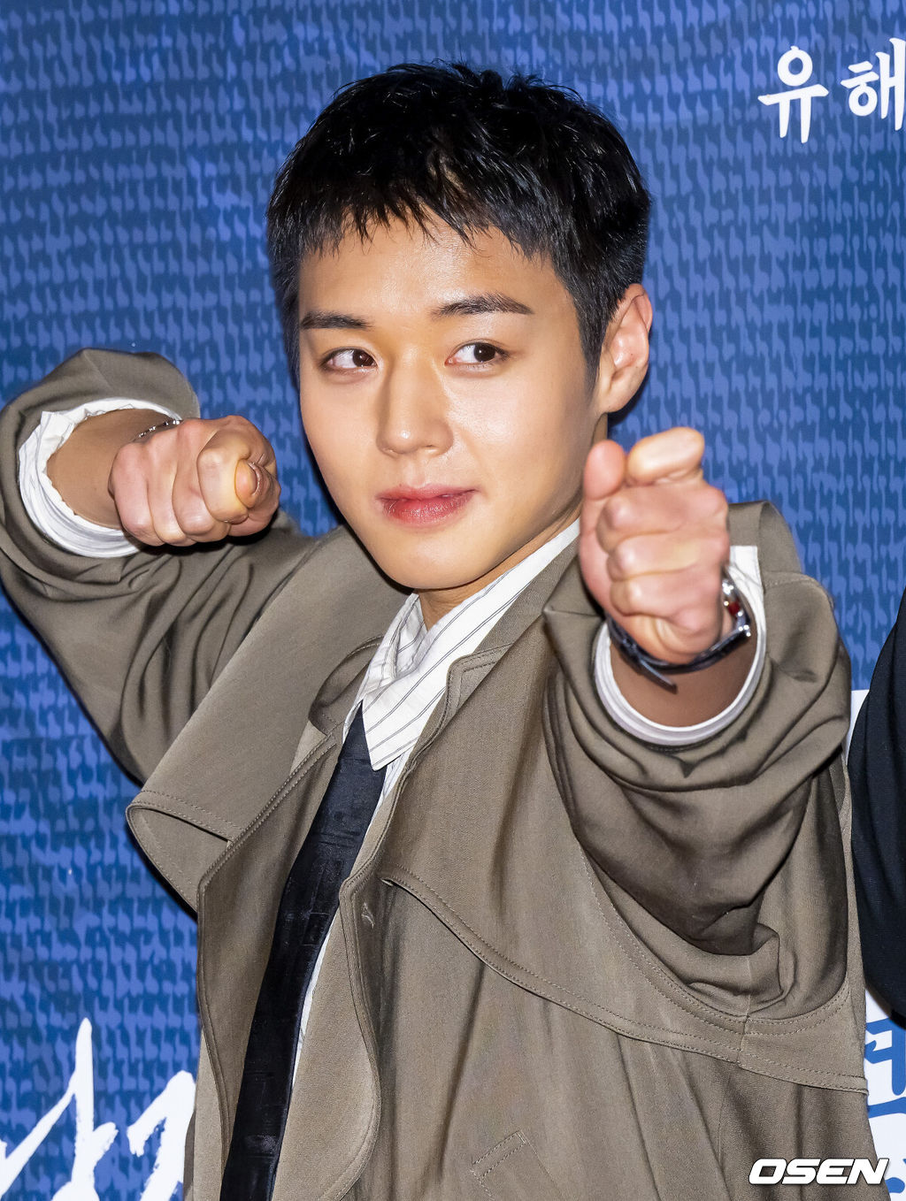 27일 오후 서울 잠실 롯데시네마 월드타워 씨네파크에서 영화 ‘왕과 사는 남자’ VIP 시사회가 진행됐다.배우 유해진과 박지훈, 유지태, 전미도, 김민, 이준혁이 출연하는 영화 '왕과 사는 남자'는 1457년 청령포, 마을의 부흥을 위해 유배지를 자처한 촌장과 왕위에서 쫓겨나 유배된 어린 선왕의 이야기로, 내달 4일 개봉한다.배우 박지훈이 포즈를 취하고 있다. 2026.01.27 / soul1014@osen.co.kr   