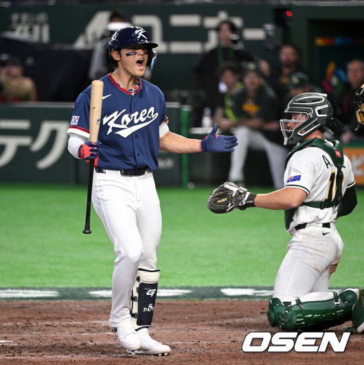 [OSEN=도쿄(일본), 손용호 기자] 9일 일본 도쿄돔에서 월드베이스볼클래식(WBC) 조별리그 C조 한국과 호주의 경기가 열렸다.C조는 일본이 3승으로 조 1위를 확정, 8강에 진출했다. 호주가 2승 1패, 대만이 2승 2패, 한국이 1승 2패, 체코는 3패다.한국 WBC 대표팀이 8강에 진출하려면 호주에 2점 이하로 실점하면서 5점 차 이상으로 승리해야만 한다.9회초 무사에서 한국 김도영이 볼넷을 얻어내고 있다. 2026.03.09 /spjj@osen.co.kr