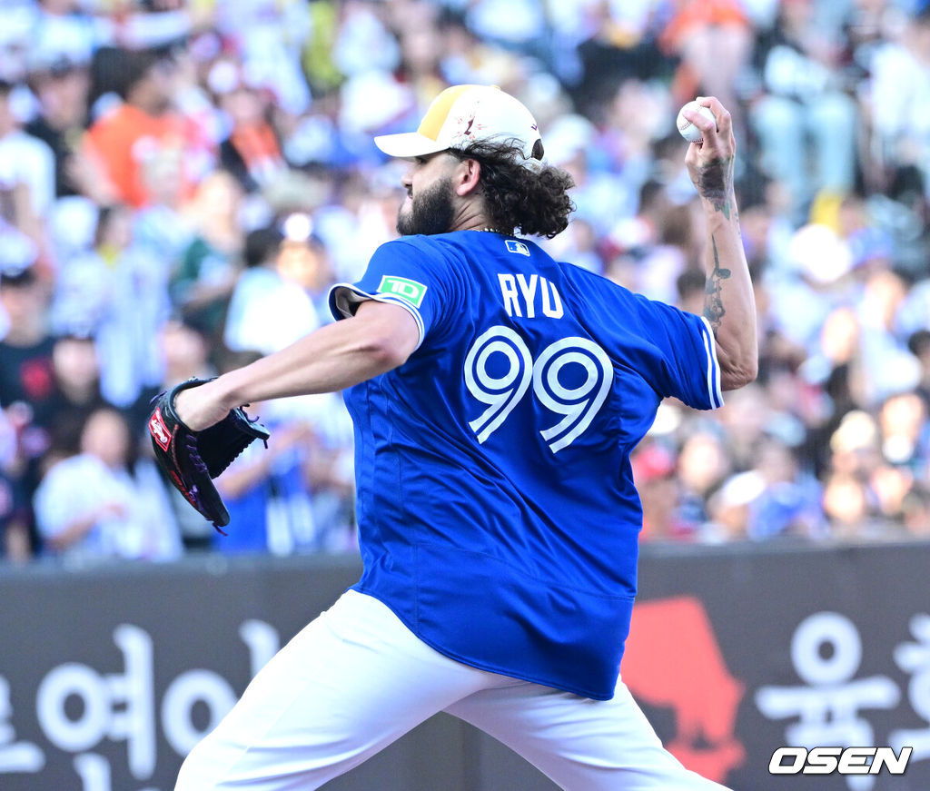 한화 폰세가 올스타전에서 류현진의 토론토 시절 유니폼을 입고 공을 던지고 있다. 2025.07.12 / dreamer@osen.co.kr