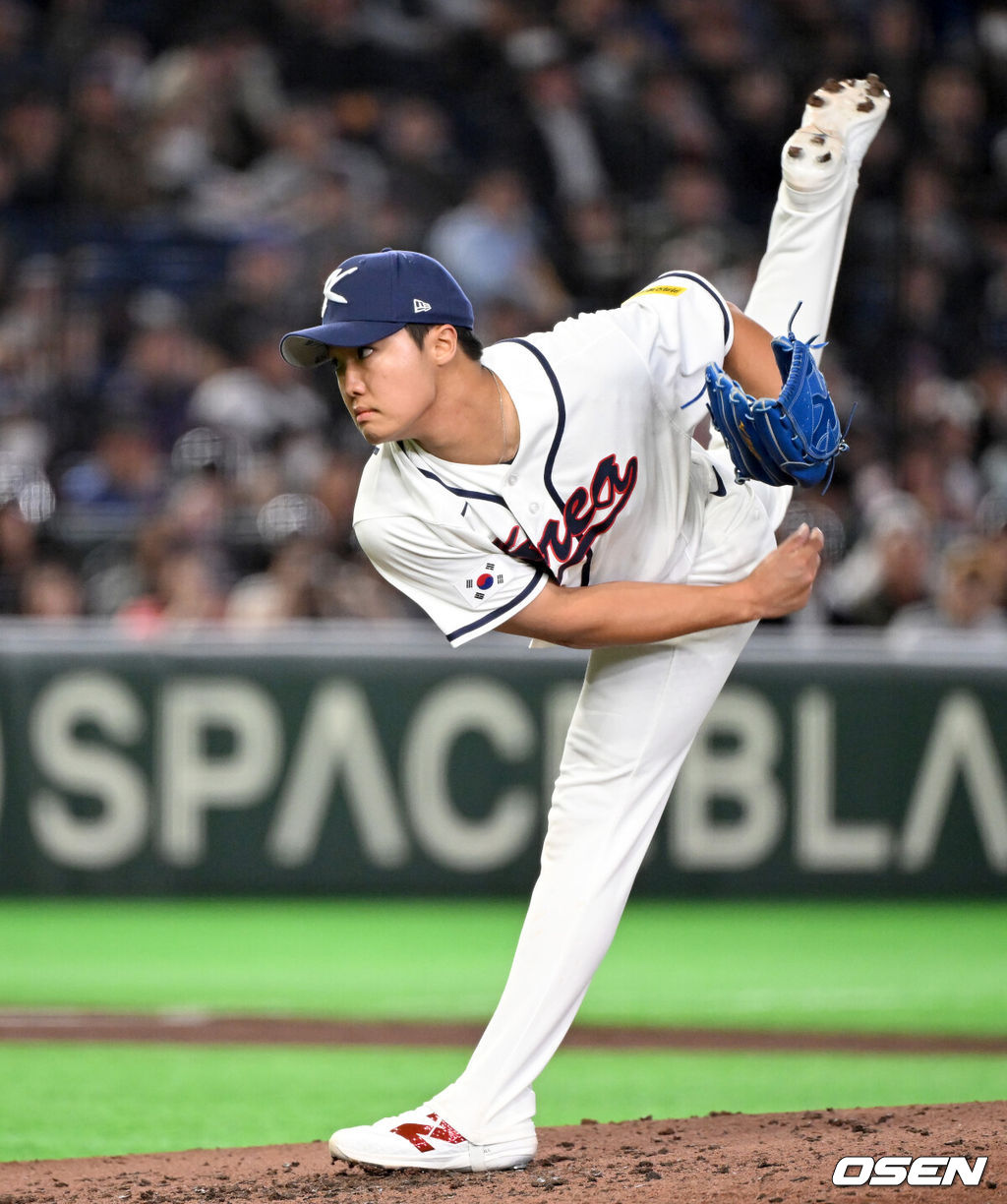 5일 일본 도쿄돔에서 월드베이스볼클래식(WBC) 조별리그 C조 한국과 체코의 경기가 열렸다.한국은 소형준, 체코는 다니엘 파디샥을 선발투수로 내세웠다.2006년 4강, 2009년 준우승을 차지한 경험이 있는 한국은 이후 3개 대회(2013년, 2017년, 2023년)에서 모두 8강 토너먼트 진출에 실패했다. 이번 대회에서는 17년 만에 본선 토너먼트 진출을 노린다.5회초 한국 정우주가 역투하고 있다. 2026.03.05 /spjj@osen.co.kr