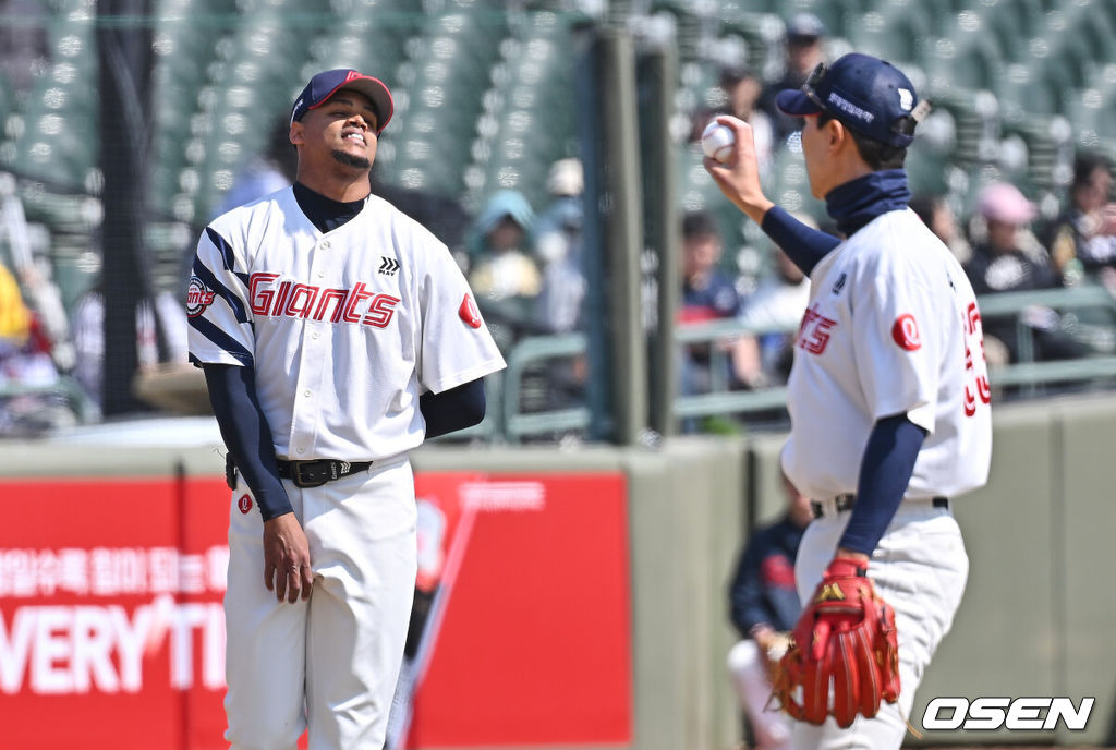 14일 부산 사직야구장에서 2026 신한 SOL KBO 리그 롯데 자이언츠와 LG 트윈스의 시범경기가 열렸다. 홈팀 롯데는 로드리게스가, 방문팀 LG는 임찬규가 선발 출전했다.롯데 자이언츠 선발 투수 로드리게스가 2회초 1사 2루 LG 트윈스 오지환의 투수 땅볼을 실책하고 아쉬워하고 있다. 2026.03.14 / foto0307@osen.co.kr