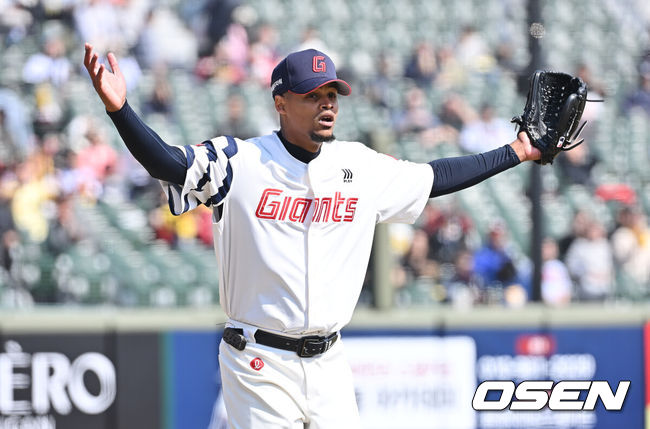 [OSEN=부산, 이석우 기자] 14일 부산 사직야구장에서 2026 신한 SOL KBO 리그 롯데 자이언츠와 LG 트윈스의 시범경기가 열렸다. 홈팀 롯데는 로드리게스가, 방문팀 LG는 임찬규가 선발 출전했다.롯데 자이언츠 선발 투수 로드리게스가 3회초 2사 LG 트윈스 오스틴의 타구가 파울이라며 당황해 하고 있다. 2026.03.14 / foto0307@osen.co.kr