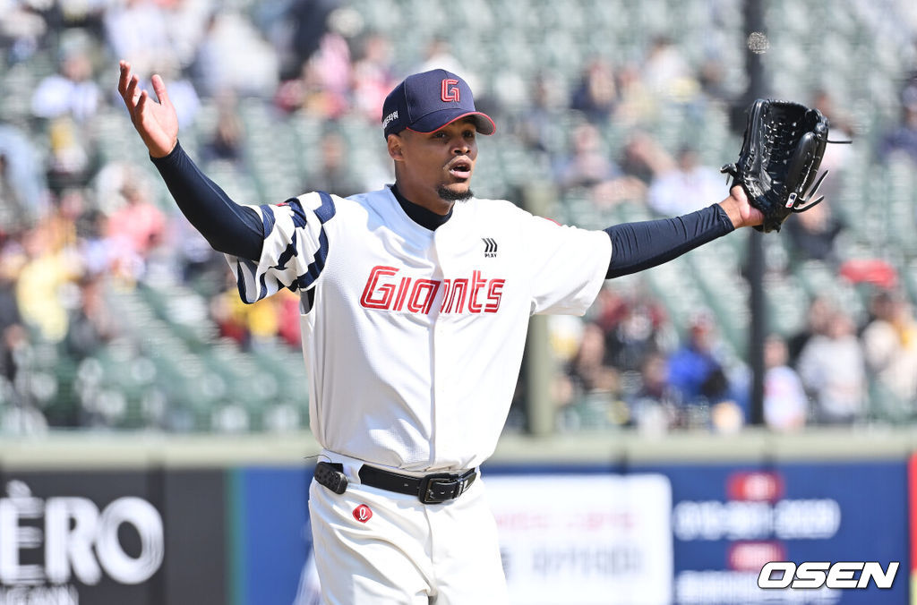 14일 부산 사직야구장에서 2026 신한 SOL KBO 리그 롯데 자이언츠와 LG 트윈스의 시범경기가 열렸다. 홈팀 롯데는 로드리게스가, 방문팀 LG는 임찬규가 선발 출전했다.롯데 자이언츠 선발 투수 로드리게스가 3회초 2사 LG 트윈스 오스틴의 타구가 파울이라며 당황해 하고 있다. 2026.03.14 / foto0307@osen.co.kr