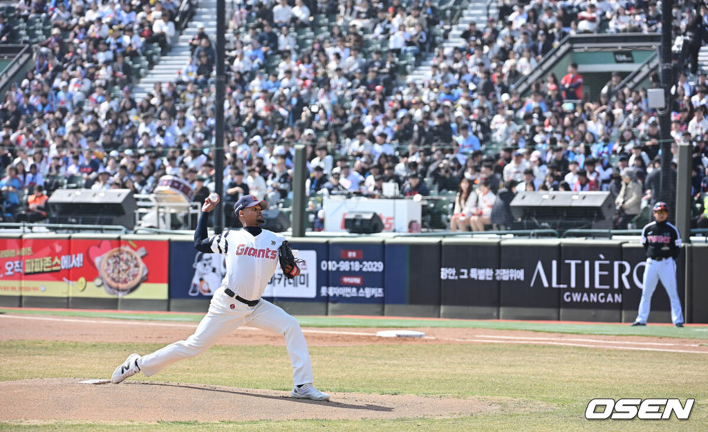 14일 부산 사직야구장에서 2026 신한 SOL KBO 리그 롯데 자이언츠와 LG 트윈스의 시범경기가 열렸다. 홈팀 롯데는 로드리게스가, 방문팀 LG는 임찬규가 선발 출전했다.롯데 자이언츠 선발 투수 로드리게스가 역투하고 있다. 2026.03.14 / foto0307@osen.co.kr