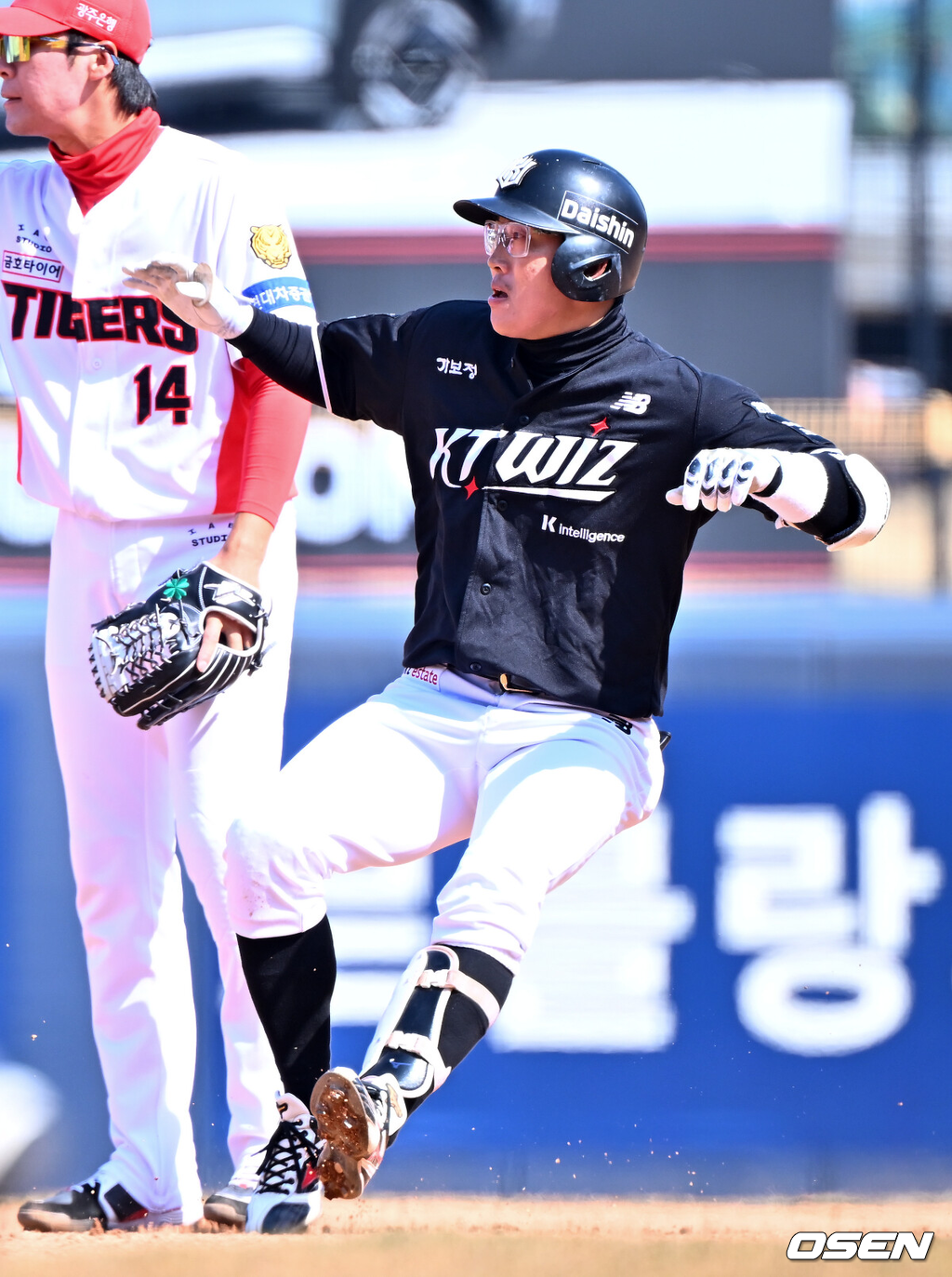 14일 광주기아챔피언스필드에서 2026 신한 SOL KBO리그 시범경기 KIA 타이거즈와 KT 위즈의 경기가 열렸다.시범경기는 12일부터 오는 24일까지 진행되며, 각 팀이 12경기씩 치러 총 60경기가 펼쳐진다.5회초 2사 주자 1,2루 KT 허경민이 좌익수 왼쪽 뒤 재역전 2타점 적시타를 때린 후 2루에서 기뻐하고 있다. 2026.03.14 / rumi@osen.co.kr