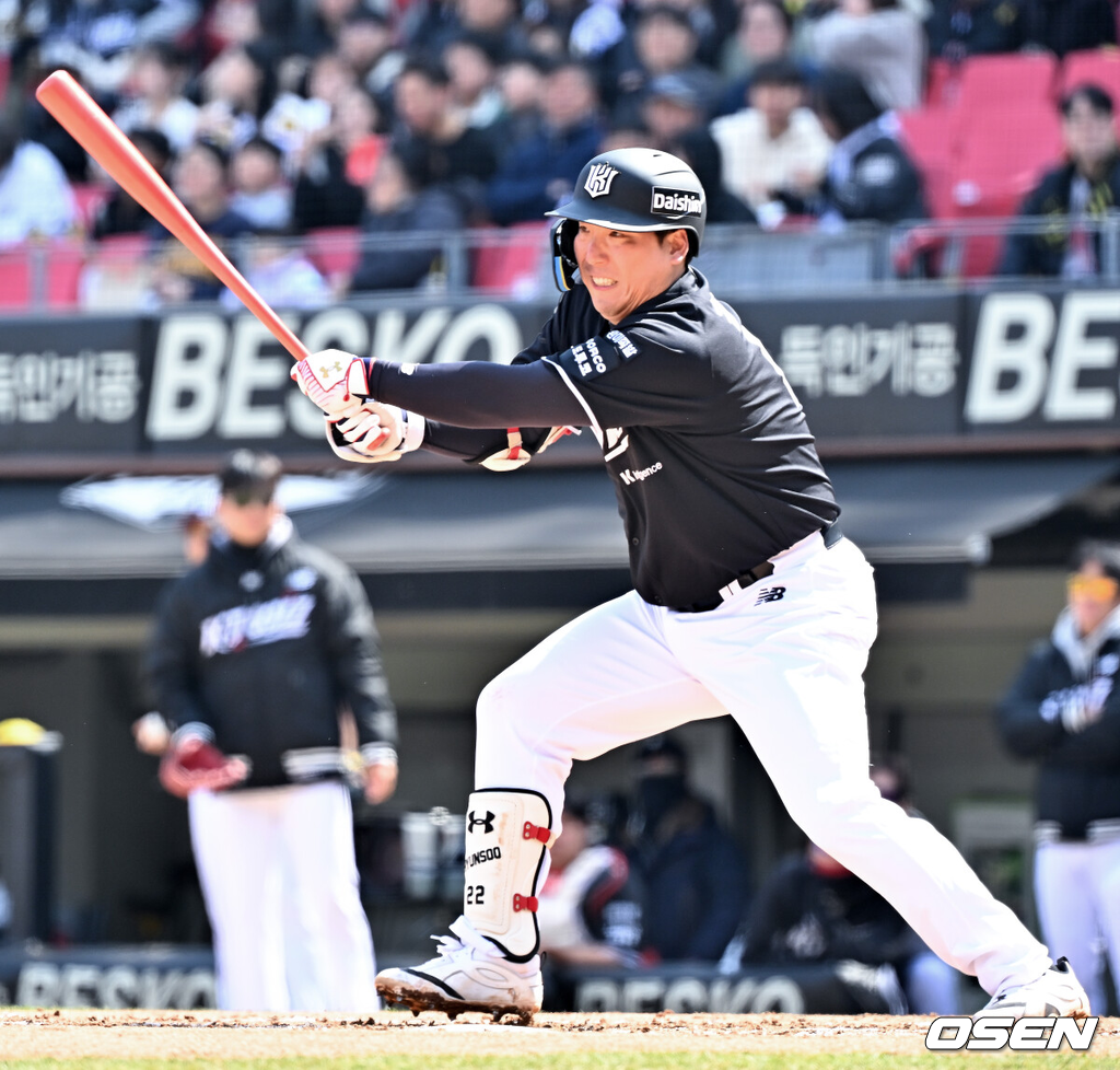 14일 광주기아챔피언스필드에서 2026 신한 SOL KBO리그 시범경기 KIA 타이거즈와 KT 위즈의 경기가 열렸다.시범경기는 12일부터 오는 24일까지 진행되며, 각 팀이 12경기씩 치러 총 60경기가 펼쳐진다.2회초 2사 주자 2루 KT 김현수 좌익수 왼쪽 1타점 적시 2루타를 때리고 있다. 2026.03.14 / rumi@osen.co.kr