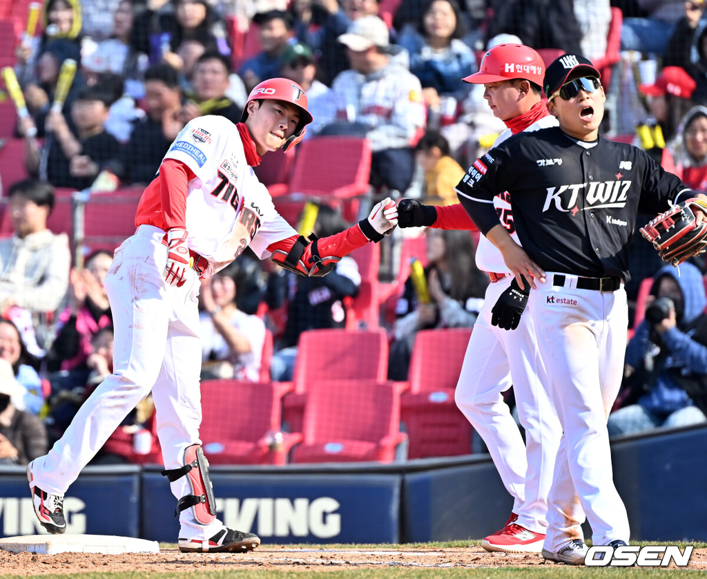 14일 광주기아챔피언스필드에서 2026 신한 SOL KBO리그 시범경기 KIA 타이거즈와 KT 위즈의 경기가 열렸다.시범경기는 12일부터 오는 24일까지 진행되며, 각 팀이 12경기씩 치러 총 60경기가 펼쳐진다.7회말 2사 주자 1,2루 KIA 박민이 우익수 앞 2타점 적시타를 때린 후 1루에서 기뻐하고 있다. 2026.03.14 / rumi@osen.co.kr