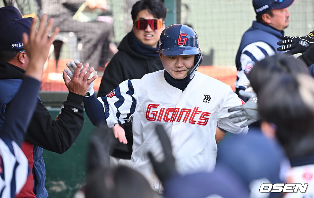 14일 부산 사직야구장에서 2026 신한 SOL KBO 리그 롯데 자이언츠와 LG 트윈스의 시범경기가 열렸다. 홈팀 롯데는 로드리게스가, 방문팀 LG는 임찬규가 선발 출전했다.롯데 자이언츠 손호영이 6회말 1사 좌월 솔로 홈런을 치고 하이파이브를 하고 있다. 2026.03.14 / foto0307@osen.co.kr