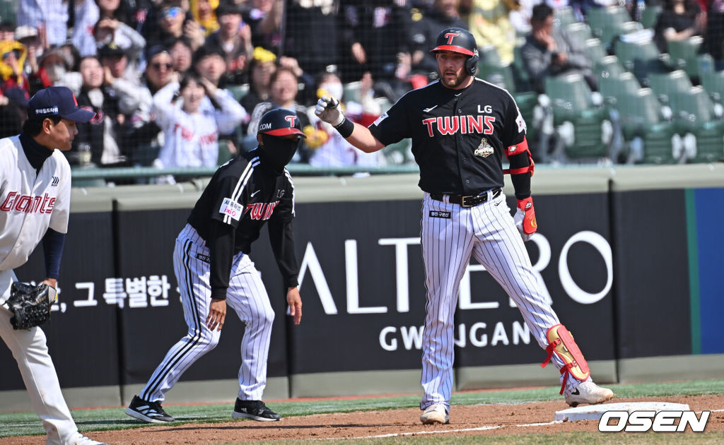 14일 부산 사직야구장에서 2026 신한 SOL KBO 리그 롯데 자이언츠와 LG 트윈스의 시범경기가 열렸다. 홈팀 롯데는 로드리게스가, 방문팀 LG는 임찬규가 선발 출전했다.LG 트윈스 오스틴이 3회초 2사 우익수 오른쪽 3루타를 치고 하이파이브를 하고 있다. 2026.03.14 / foto0307@osen.co.kr