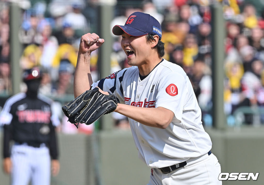 14일 부산 사직야구장에서 2026 신한 SOL KBO 리그 롯데 자이언츠와 LG 트윈스의 시범경기가 열렸다. 홈팀 롯데는 로드리게스가, 방문팀 LG는 임찬규가 선발 출전했다.롯데 자이언츠 정철원이 7회초 1사 만루 LG 트윈스 김성진을 3루수 병살타롤 잡고 환호하고 있다. 2026.03.14 / foto0307@osen.co.kr