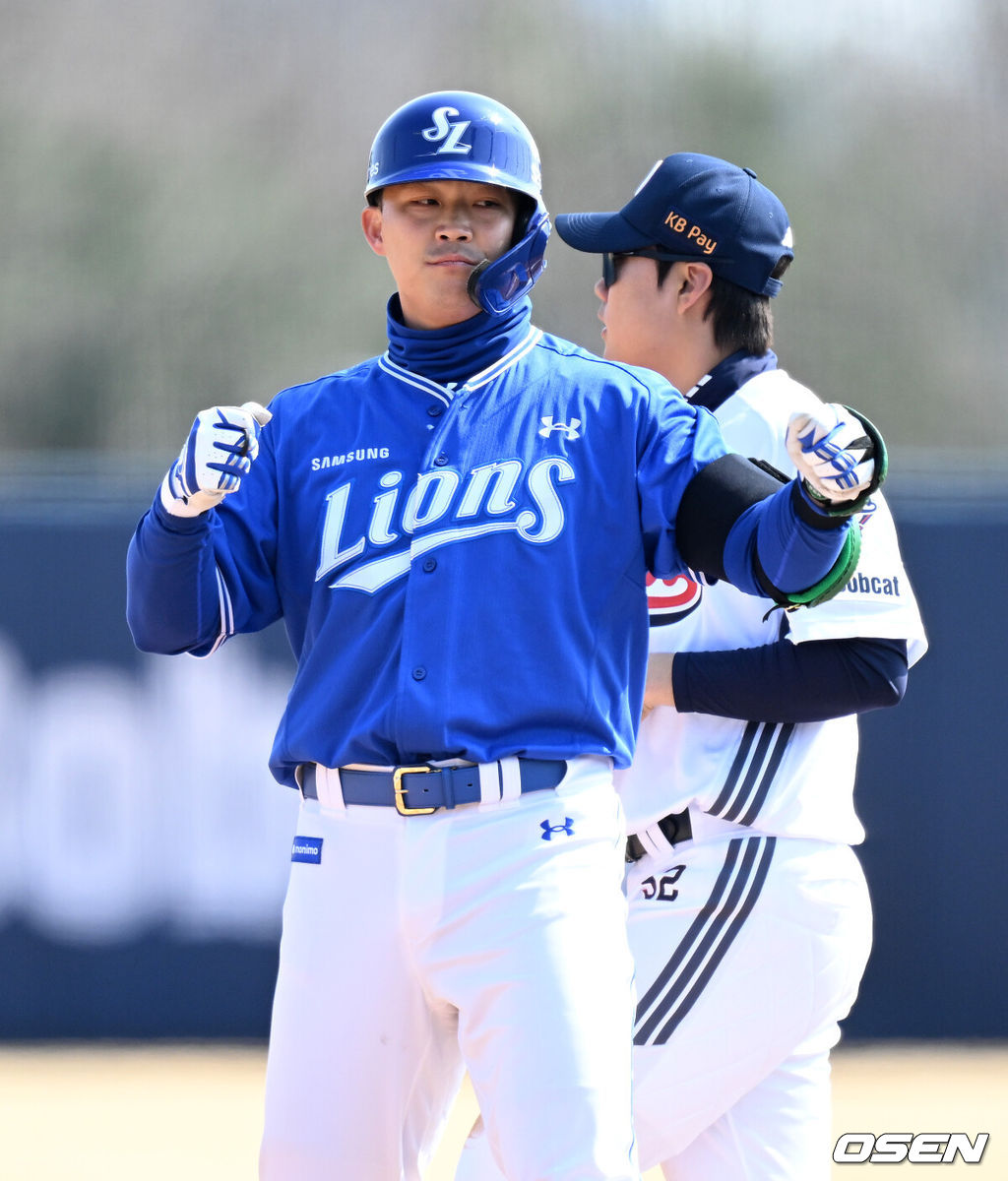 14일 경기도 이천 베어스파크에서 ‘2026 신한 SOL KBO리그’ 시범경기 두산 베어스와 삼성 라이온즈의 경기가 열렸다.두산은 이영하, 삼성은 장찬희를 선발 투수로 내세웠다.3회초 2사 2,3루에서 삼성 전병우가 중전 2타점 적시타를 치고 환호하고 있다. 2026.03.14 /sunday@osen.co.kr