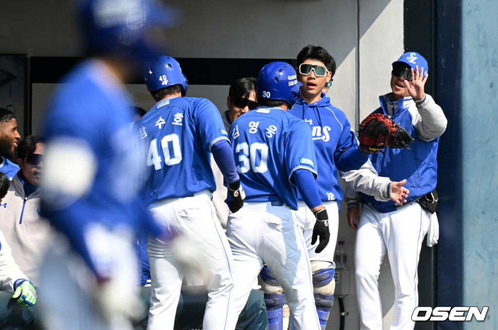 14일 경기도 이천 베어스파크에서 ‘2026 신한 SOL KBO리그’ 시범경기 두산 베어스와 삼성 라이온즈의 경기가 열렸다.두산은 이영하, 삼성은 장찬희를 선발 투수로 내세웠다.3회초 2사 2,3루에서 삼성 전병우 중전 2타점 적시타 때 홈을 밟은 함수호와 김영웅이 더그아웃에서 동료들의 축하를 받고 있다. 2026.03.14 /sunday@osen.co.kr