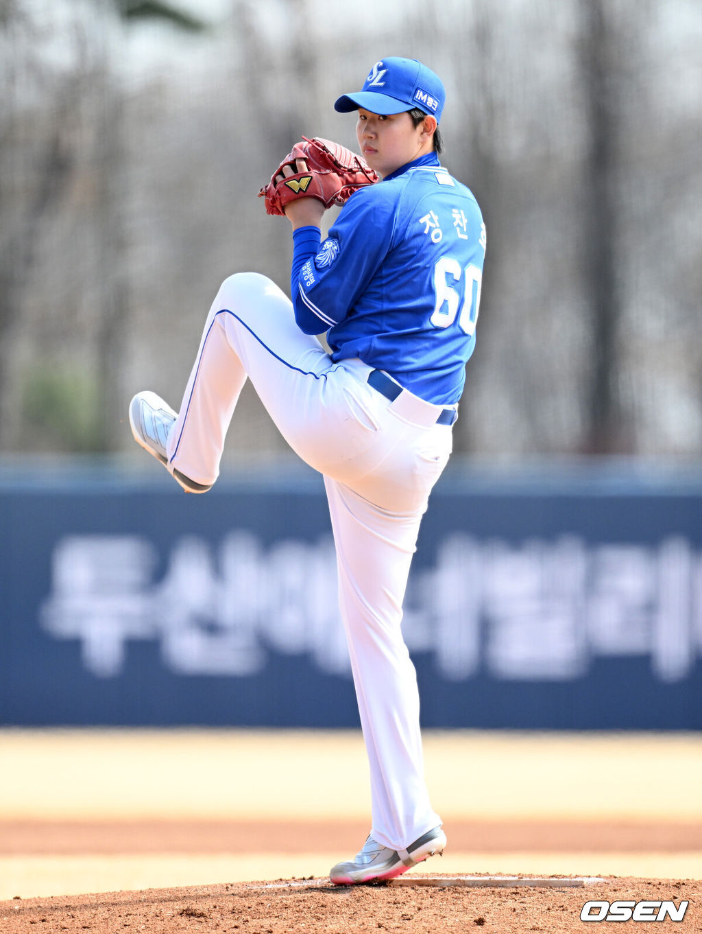 14일 경기도 이천 베어스파크에서 ‘2026 신한 SOL KBO리그’ 시범경기 두산 베어스와 삼성 라이온즈의 경기가 열렸다.두산은 이영하, 삼성은 장찬희를 선발 투수로 내세웠다.1회말 무사에서 삼성 선발투수 장찬희가 역투하고 있다. 2026.03.14 /sunday@osen.co.kr