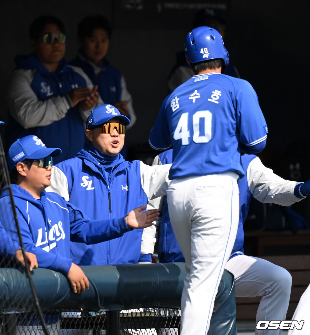 14일 경기도 이천 베어스파크에서 ‘2026 신한 SOL KBO리그’ 시범경기 두산 베어스와 삼성 라이온즈의 경기가 열렸다.두산은 이영하, 삼성은 장찬희를 선발 투수로 내세웠다.3회초 2사 2,3루에서 삼성 전병우 중전 2타점 적시타 때 홈을 밟은 함수호가 더그아웃에서 박진만 감독의 축하를 받고 있다. 2026.03.14 /sunday@osen.co.kr