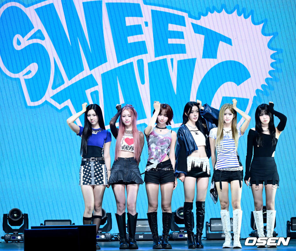 그룹 ifeye(이프아이-카시아, 라희, 원화연, 사샤, 태린, 미유)가 16일 오후 서울 한남동 블루스퀘어 SOL 트래블홀에서 미니 2집 물결 ‘낭’ Pt.2 ‘sweet tang(스윗탱)’을 발매 쇼케이스를 가졌다.이번 앨범 타이틀곡 ‘r u ok?’는 ifeye(이프아이)의 독보적인 멋스러움을 담아낸 노래로, 파워풀한 댄스곡 같으면서도 그 이면에 섬세한 악기 구성과 정교하게 설계된 그루브가 담겨 있어 리스너들의 귀를 사로잡을 것으로 기대된다.이프아이 멤버들이 포토타임을 하고 있다. 2025.07.16/ dreamer@osen.co.kr