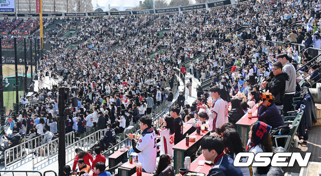 [OSEN=부산, 이석우 기자] 14일 부산 사직야구장에서 2026 신한 SOL KBO 리그 롯데 자이언츠와 LG 트윈스의 시범경기가 열렸다. 홈팀 롯데는 로드리게스가, 방문팀 LG는 임찬규가 선발 출전했다.주말을 맞아 많은 팬들이 사직야구장을 찾아 시범경기를 관람하고 있다. 2026.03.14 / foto0307@osen.co.kr