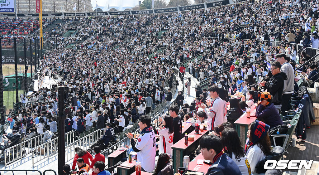 14일 부산 사직야구장에서 2026 신한 SOL KBO 리그 롯데 자이언츠와 LG 트윈스의 시범경기가 열렸다. 홈팀 롯데는 로드리게스가, 방문팀 LG는 임찬규가 선발 출전했다.주말을 맞아 많은 팬들이 사직야구장을 찾아 시범경기를 관람하고 있다. 2026.03.14 / foto0307@osen.co.kr