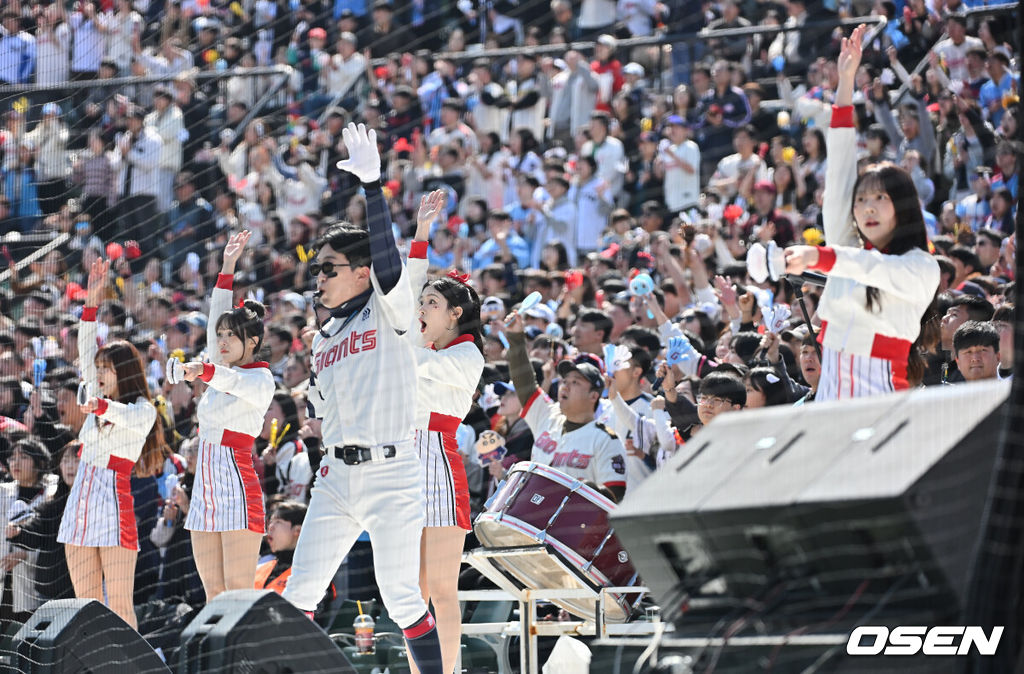 14일 부산 사직야구장에서 2026 신한 SOL KBO 리그 롯데 자이언츠와 LG 트윈스의 시범경기가 열렸다. 홈팀 롯데는 로드리게스가, 방문팀 LG는 임찬규가 선발 출전했다.롯데 자이언츠 응원단들이 응원을 하고 있다. 2026.03.14 / foto0307@osen.co.kr