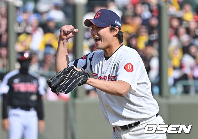[OSEN=부산, 이석우 기자] 14일 부산 사직야구장에서 2026 신한 SOL KBO 리그 롯데 자이언츠와 LG 트윈스의 시범경기가 열렸다. 홈팀 롯데는 로드리게스가, 방문팀 LG는 임찬규가 선발 출전했다.롯데 자이언츠 정철원이 7회초 1사 만루 LG 트윈스 김성진을 3루수 병살타롤 잡고 환호하고 있다. 2026.03.14 / foto0307@osen.co.kr