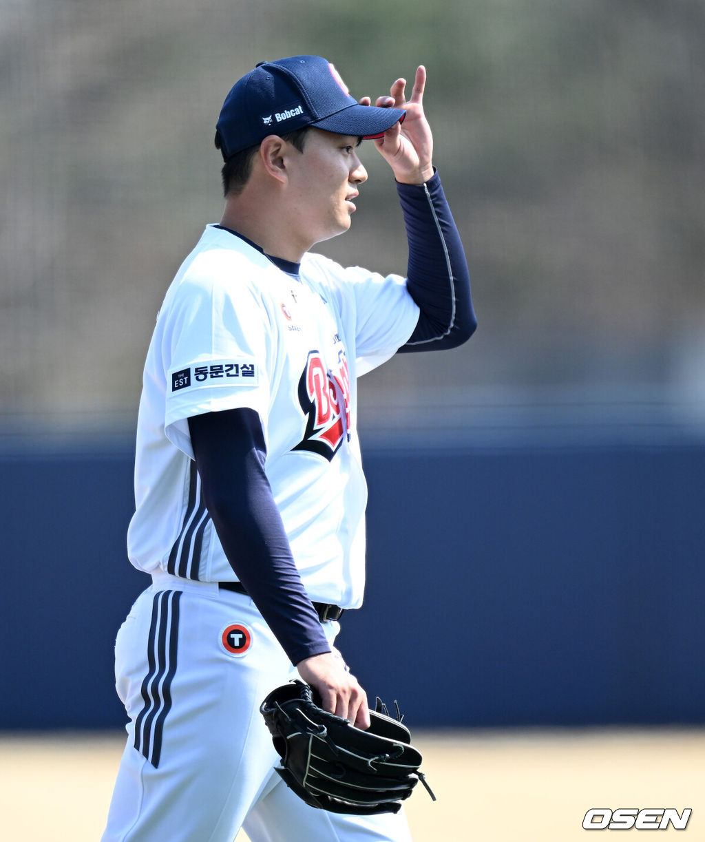 14일 경기도 이천 베어스파크에서 ‘2026 신한 SOL KBO리그’ 시범경기 두산 베어스와 삼성 라이온즈의 경기가 열렸다.두산은 이영하, 삼성은 장찬희를 선발 투수로 내세웠다.3회초 수비를 마친 두산 이영하가 더그아웃으로 가고 있다. 2026.03.14 /sunday@osen.co.kr