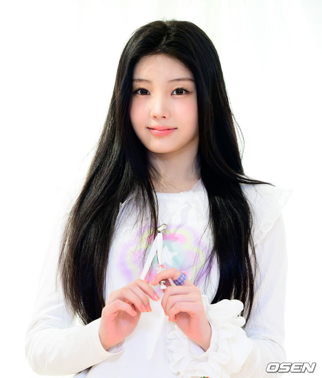 6일 오전 서울 성동구 성수동에서 ‘락피쉬웨더웨어 X 아일릿 협업 컬렉션' 출시 기념 포토월 행사가 열렸다.이날 아일릿 멤버 이로하와 원희가 참석해 자리를 빛냈다. 아일릿 원희가 포토타임을 하고 있다. /jpnews@osen.co.kr