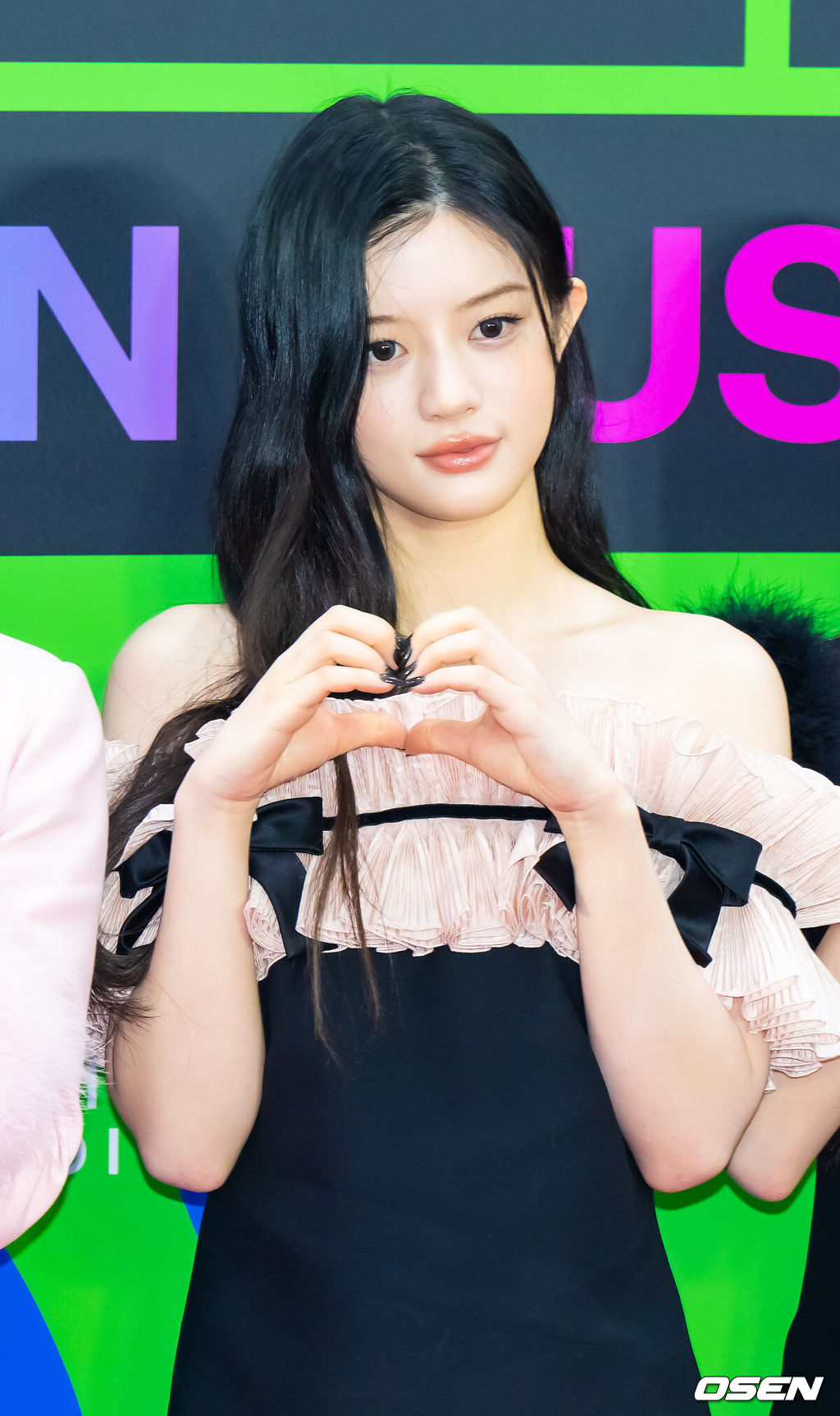 2025 멜론뮤직어워드(MMA2025)가 20일 오후 서울 고척스카이돔에서 진행됐다. 이날 행사에는 지드래곤(G-DRAGON), 박재범, 10CM, 지코, 엑소(EXO), 우즈(WOODZ), 제니(JENNIE), 에스파(aespa), 아이브(IVE), 한로로, 보이넥스트도어(BOYNEXTDOOR), 라이즈(RIIZE), 플레이 브(PLAVE), 엔시티 위시(NCT WISH), 아일릿(ILLIT), 하츠투하츠(Hearts2Hearts), 키키(Kiki), 올데 이 프로젝트(ALLDAY PROJECT), 아이딧(IDID), 알파드라이브원(ALPHA DRIVE ONE) 등 초호화 아티스트 라인업으로 꾸려졌다. 그룹 아일릿 민주가 포즈를 취하고 있다    2025.12.20 / soul1014@osen.co.kr