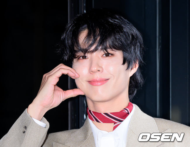 [OSEN=이대선 기자] 17일 서울 강남구에 위치한 플래그십 스토어에서 셀린느 청담 플래그십 이벤트가 열렸다.<br /><br />이날 행사에는 배우 박보검, 배우 수지, 뷔(BTS), 그룹 투어스가 참석해 자리를 빛냈다.<br /><br />배우 박보검이 행사에 참석하고 있다. 2025.12.17  /sunday@osen.co.kr