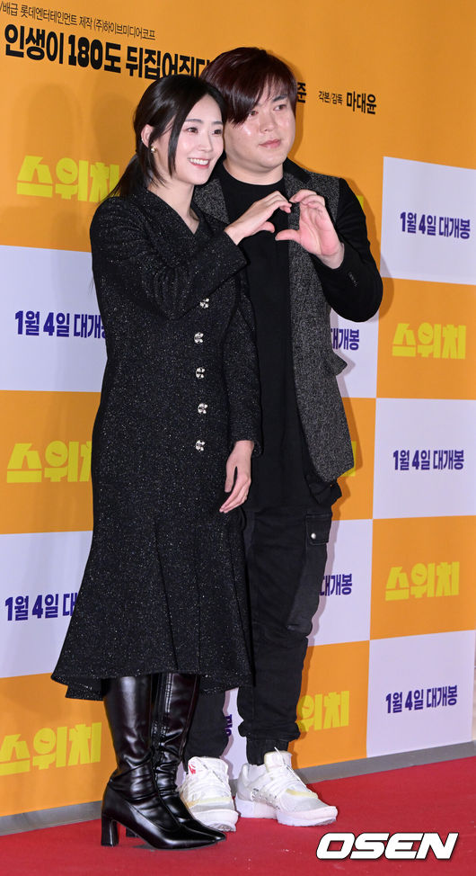 [OSEN=지형준 기자] 2일 오후 서울 잠실 롯데시네마 월드타워점에서 영화 '스위치' VIP 시사회 포토월 행사가 열렸다.<br /><br />이날 참석한 가수 소율, 문희준 부부가 포토타임을 하고 있다. 2023.01.02 /jpnews@osen.co.kr