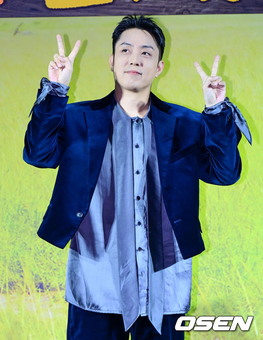 [OSEN=지형준 기자] 25일 오전 서울 용산구 용산 CGV에서 넷플릭스(Netflix) 예능 '케냐 간 세끼' 제작발표회가 열렸다.<br /><br />오는 25일(화) 첫 공개되는 '케냐 간 세끼'는 믿고 보는 웃음 메이커 3인방 이수근, 은지원, 규현의 우당탕탕 아프리카 여행기다.&nbsp;케냐의 광활한 대자연과 하나 된 세끼 형제들의 좌충우돌 사파리 접수 여행이 싱싱한 날것의 웃음을 선사한다. 예능계 ‘히트 메이커’로 통하는 나영석 사단이 넷플릭스에서 처음 선보이는 작품으로, 나영석 PD와 김예슬 PD가 공동 연출을 맡아 기대를 뜨겁게 달구고 있다.<br /><br />은지원이 포즈를 취하고 있다. 2025.11.25 /jpnews@osen.co.kr