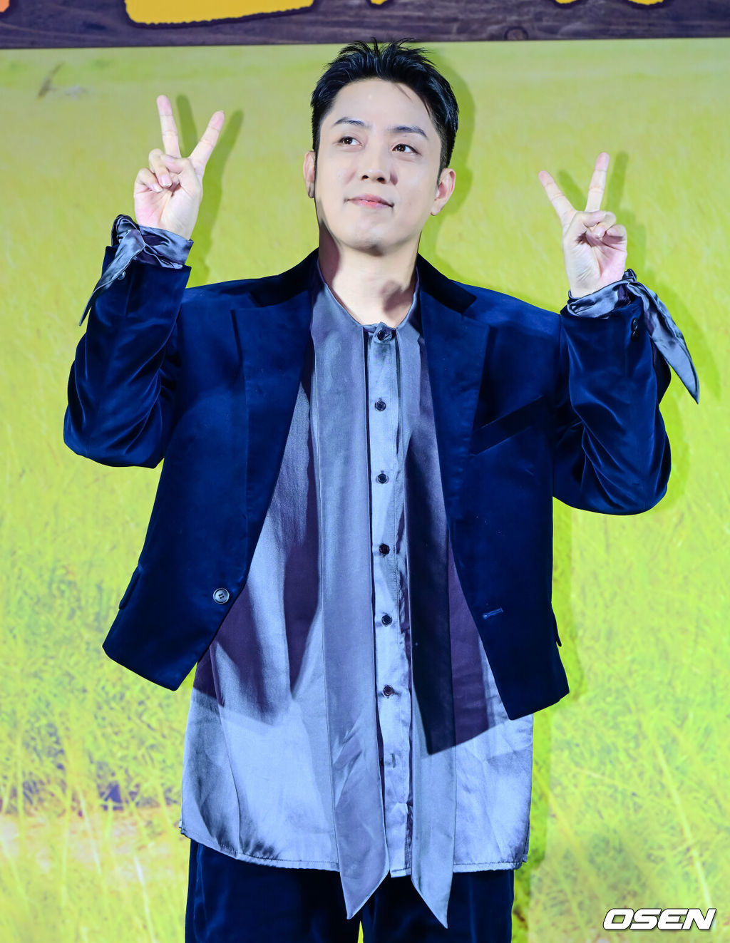 25일 오전 서울 용산구 용산 CGV에서 넷플릭스(Netflix) 예능 '케냐 간 세끼' 제작발표회가 열렸다.<br /><br />오는 25일(화) 첫 공개되는 '케냐 간 세끼'는 믿고 보는 웃음 메이커 3인방 이수근, 은지원, 규현의 우당탕탕 아프리카 여행기다. 케냐의 광활한 대자연과 하나 된 세끼 형제들의 좌충우돌 사파리 접수 여행이 싱싱한 날것의 웃음을 선사한다. 예능계 ‘히트 메이커’로 통하는 나영석 사단이 넷플릭스에서 처음 선보이는 작품으로, 나영석 PD와 김예슬 PD가 공동 연출을 맡아 기대를 뜨겁게 달구고 있다.<br /><br />은지원이 포즈를 취하고 있다. 2025.11.25 /jpnews@osen.co.kr