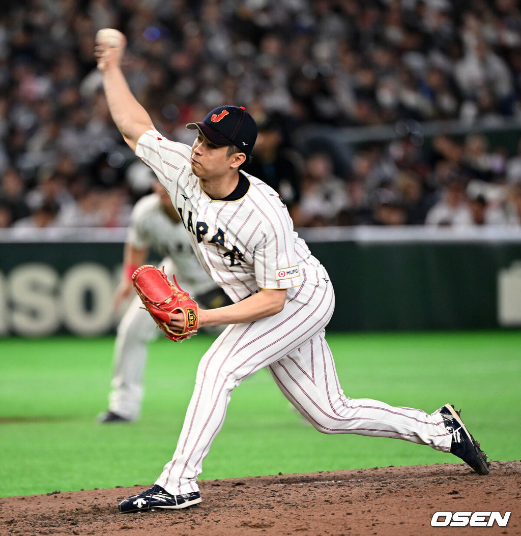 7일 일본 도쿄돔에서 2026 월드베이스볼클래식(WBC) 조별리그 C조 대한민국과 일본의 경기가 열렸다.한국은 잠수함 고영표, 일본은 좌완 기쿠치 유세이를 선발로 내세웠다. WBC에서 2006년 4강, 2009년 준우승을 차지한 한국은 이후 3개 대회(2013년, 2017년, 2023년)에서 연달아 1라운드를 통과하지 못하고 있다. 이번 대회에서는 8강 토너먼트 복귀를 목표로 대회에 임하고 있다. 지난 5일 체코와의 첫 경기에서는 11-4로 대승을 거두며 좋은 출발을 했다. 7회초 일본 타네이치가 역투하고 있다. 2026.03.07 /spjj@osen.co.kr