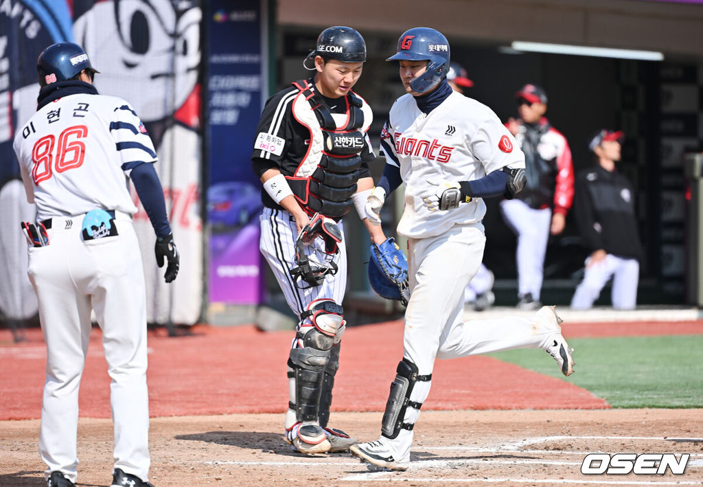 14일 부산 사직야구장에서 2026 신한 SOL KBO 리그 롯데 자이언츠와 LG 트윈스의 시범경기가 열렸다. 홈팀 롯데는 로드리게스가, 방문팀 LG는 임찬규가 선발 출전했다.롯데 자이언츠 손호영이 6회말 1사 좌월 솔로 홈런을 치고 하이파이브를 하고 있다. 2026.03.14 / foto0307@osen.co.kr
