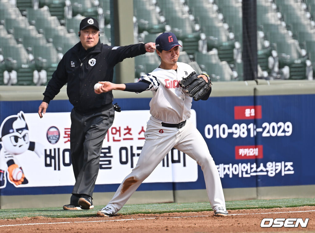 12일 부산 사직야구장에서 2026 신한 SOL KBO 리그 롯데 자이언츠와 KT 위즈의 시범경기가 열렸다. 이날 부산 사직과 이천, 대전, 광주, 마산 5개구장에서 막을 올렸다.롯데 자이언츠 손호영이 5회초 1사 1루 KT 위즈 이강민의 3루 라인선상 타구를 잡아 2루에 던져 아웃시키고 있다. 2026.03.12 / foto0307@osen.co.kr