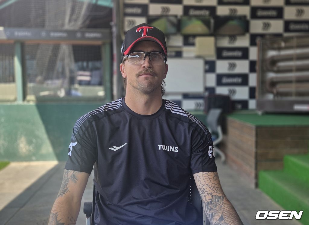 호주 대표팀으로 월드베이스볼클래식(WBC)에 출전하고 돌아온 LG 트윈스 투수 라클란 웰스가 14일 사직구장에서 인터뷰하고 있다. /orange@osen.co.kr