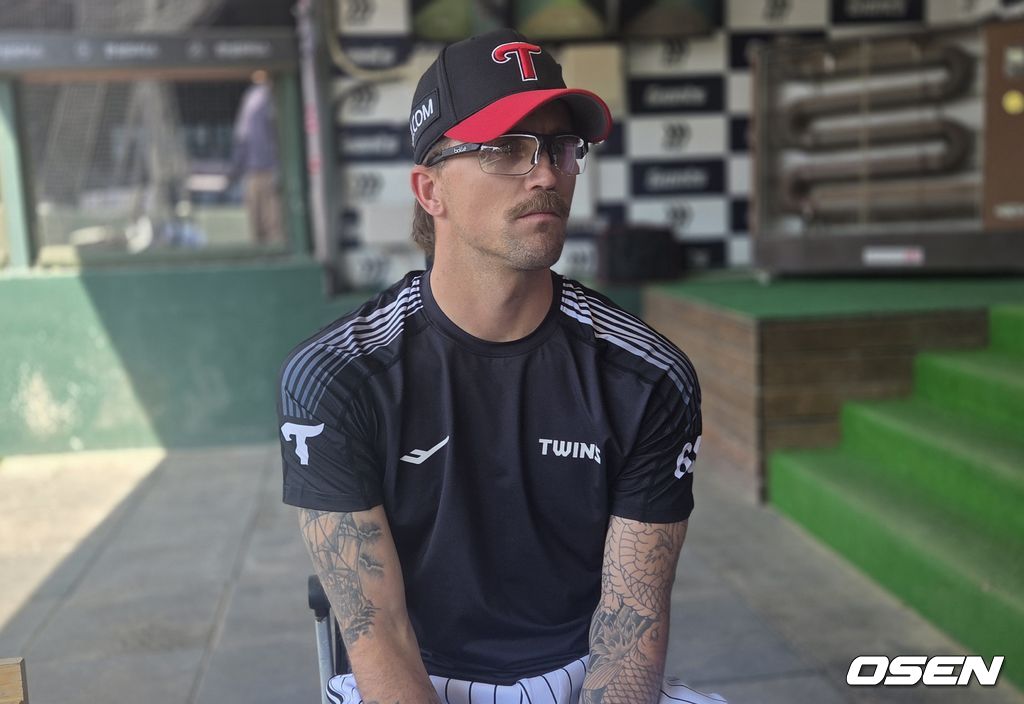 호주 대표팀으로 월드베이스볼클래식(WBC)에 출전하고 돌아온 LG 트윈스 투수 라클란 웰스가 14일 사직구장에서 인터뷰하고 있다. /orange@osen.co.kr