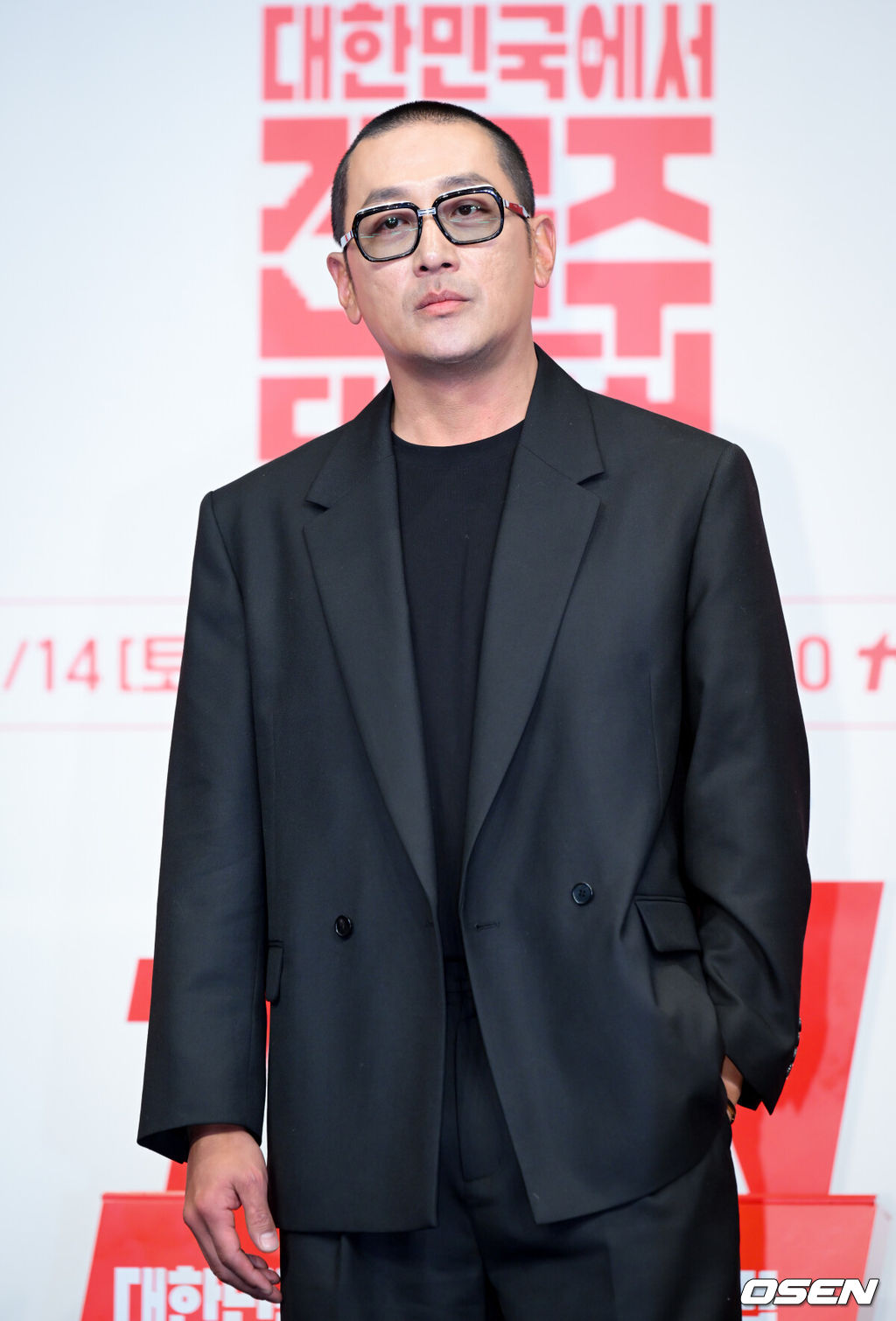 tvN 드라마 '대한민국에서 건물주 되는 법' 제작발표회가 9일 서울 구로구 신도림 더링크 호텔에서 열렸다.배우 하정우, 임수정, 김준한, 정수정, 심은경 등이 출연하는 '대한민국에서 건물주 되는 법'은 빚에 허덕이는 생계형 건물주가 목숨보다 소중한 가족과 건물을 지키기 위해 가짜 납치극에 가담하며 벌어지는 서스펜스를 그린다. 14일 첫 방송.배우 하정우가 포즈를 취하고 있다. 2026.03.09 /cej@osen.co.kr