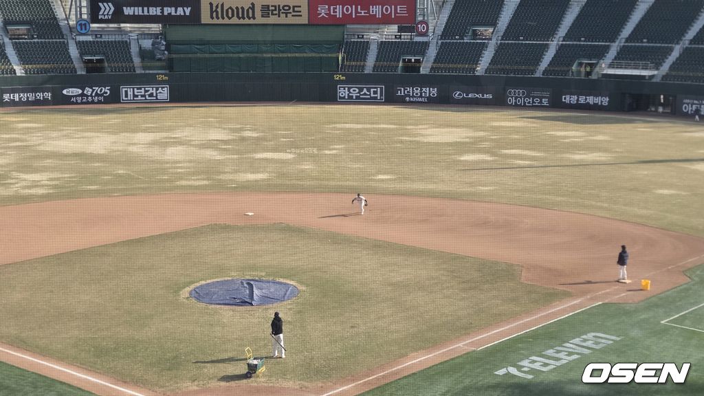 프로야구 롯데 자이언츠 내야수 한태양이 14일 부산 사직구장에서 LG 트윈스와 시범경기가 끝나고 그라운드에 남아 펑고 훈련을 하고 있다. /orange@osen.co.kr