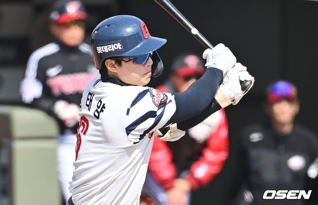 14일 부산 사직야구장에서 2026 신한 SOL KBO 리그 롯데 자이언츠와 LG 트윈스의 시범경기가 열렸다. 홈팀 롯데는 로드리게스가, 방문팀 LG는 임찬규가 선발 출전했다.롯데 자이언츠 한태양이 힘찬 타격을 하고 있다. 2026.03.14 / foto0307@osen.co.kr