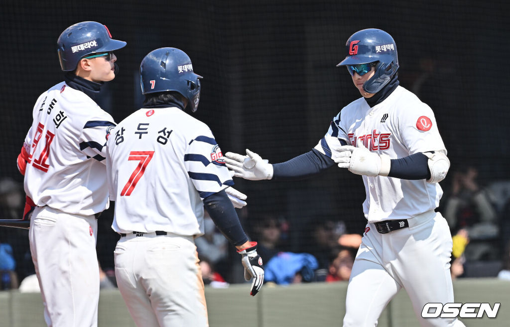 14일 부산 사직야구장에서 2026 신한 SOL KBO 리그 롯데 자이언츠와 LG 트윈스의 시범경기가 열렸다. 홈팀 롯데는 로드리게스가, 방문팀 LG는 임찬규가 선발 출전했다.롯데 자이언츠 한태양이 3회말 2사 2루 좌월 2점 홈런을 치고 하이파이브를 하고 있다. 2026.03.14 / foto0307@osen.co.kr