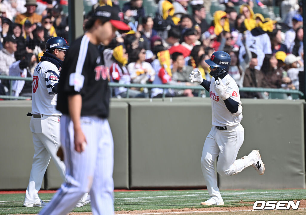 14일 부산 사직야구장에서 2026 신한 SOL KBO 리그 롯데 자이언츠와 LG 트윈스의 시범경기가 열렸다. 홈팀 롯데는 로드리게스가, 방문팀 LG는 임찬규가 선발 출전했다.롯데 자이언츠 한태양이 3회말 2사 2루 좌월 2점 홈런을 치고 세리머니를 하고 있다. 2026.03.14 / foto0307@osen.co.kr