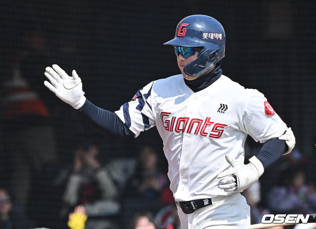 14일 부산 사직야구장에서 2026 신한 SOL KBO 리그 롯데 자이언츠와 LG 트윈스의 시범경기가 열렸다. 홈팀 롯데는 로드리게스가, 방문팀 LG는 임찬규가 선발 출전했다.롯데 자이언츠 한태양이 3회말 2사 2루 좌월 2점 홈런을 치고 하이파이브를 하고 있다. 2026.03.14 / foto0307@osen.co.kr