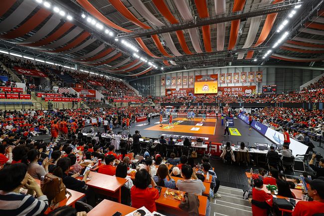 OK저축은행 읏맨 프로배구단은 15일 "부산 강서실내체육관에서 열릴 2025-2026시즌 V-리그 남자부 6라운드 대한항공과 올 시즌 마지막 홈경기가 4067석 매진됐다"고 밝혔다. / OK저축은행