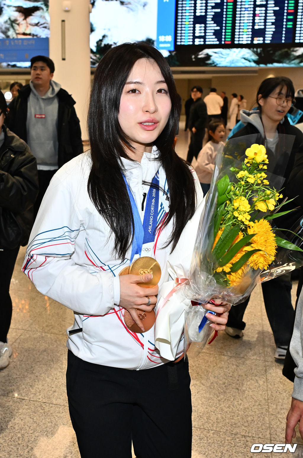 2026 밀라노·코르티나담페초 동계올림픽에서 대한민국 동계올림픽 선수단 본진이 24일 오후 인천국제공항을 통해 귀국했다.대한민국 선수단은 2026 밀라노·코르티나담페초 동계 올림픽에서 금메달 3개, 은메달 4개, 동메달 3개를 획득해 종합 13위에 자리했다.쇼트트랙 여자대표팀 김길리가 공항을 빠져나가고 있다. 2026.02.24 /rumi@osen.co.kr