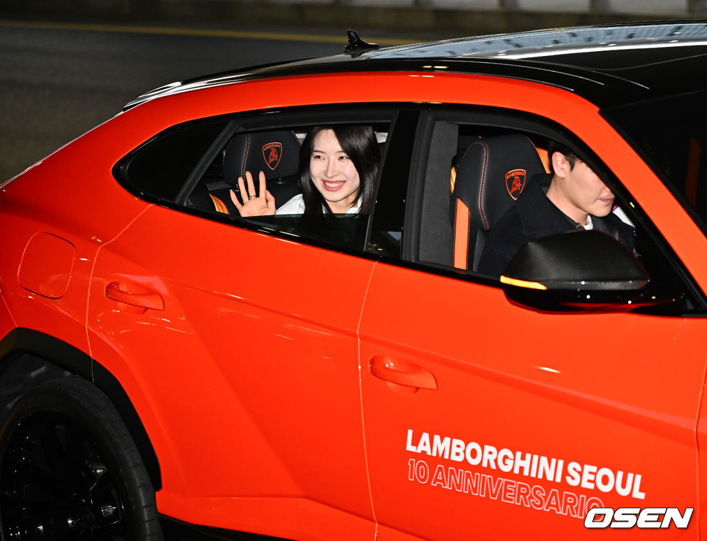 2026 밀라노·코르티나담페초 동계올림픽에서 대한민국 동계올림픽 선수단 본진이 24일 오후 인천국제공항을 통해 귀국했다.대한민국 선수단은 2026 밀라노·코르티나담페초 동계 올림픽에서 금메달 3개, 은메달 4개, 동메달 3개를 획득해 종합 13위에 자리했다.쇼트트랙 김길리가 귀국해 슈퍼카를 타고 공항을 나서고 있다.  2026.02.24 /rumi@osen.co.kr