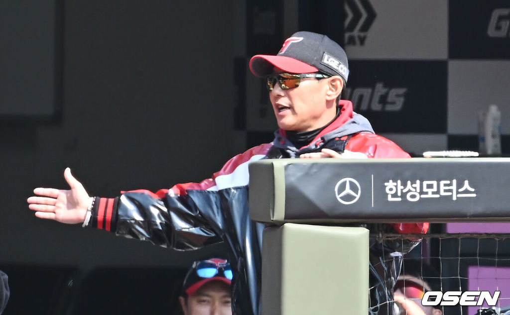 14일 부산 사직야구장에서 2026 신한 SOL KBO 리그 롯데 자이언츠와 LG 트윈스의 시범경기가 열렸다. 홈팀 롯데는 로드리게스가, 방문팀 LG는 임찬규가 선발 출전했다.LG 트윈스 염경엽 감독이 2회초 1사 1,2루 이주헌의 중견수 앞 1타점 안타때 득점을 올린 오지환을 반기고 있다. 2026.03.14 / foto0307@osen.co.kr