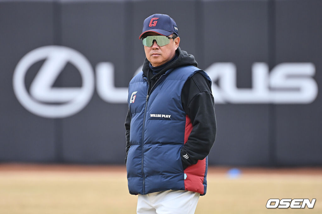 15일 부산 사직야구장에서 2026 신한 SOL KBO 리그 롯데 자이언츠와 LG 트윈스의 시범경기가 열린다. 지난 12일 시작된 시범경기는 24일까지 진행되며, 각 팀이 12경기씩 총 60경기가 펼쳐진다.롯데 자이언츠 김태형 감독이 선수들의 훈련을 지켜보고 있다. 2026.03.15 / foto0307@osen.co.kr