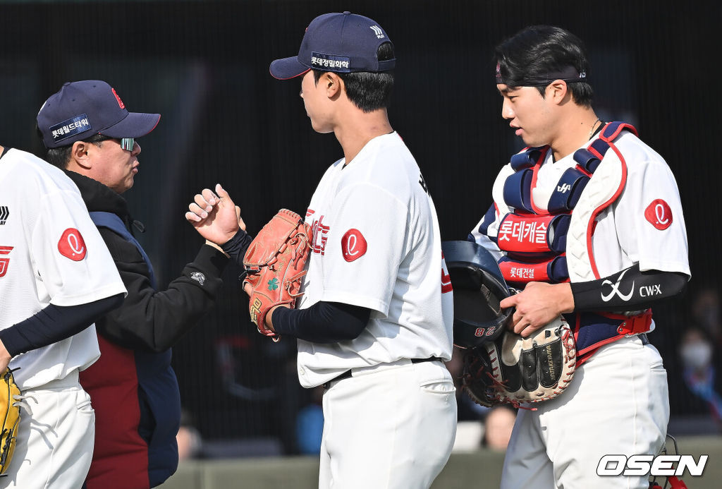 14일 부산 사직야구장에서 2026 신한 SOL KBO 리그 롯데 자이언츠와 LG 트윈스의 시범경기가 열렸다. 홈팀 롯데는 로드리게스가, 방문팀 LG는 임찬규가 선발 출전했다.롯데 자이언츠 김태형 감독이 5-3으로 승리한 후 박정민, 손성빈과 기쁨을 나누고 있다. 2026.03.14 / foto0307@osen.co.kr