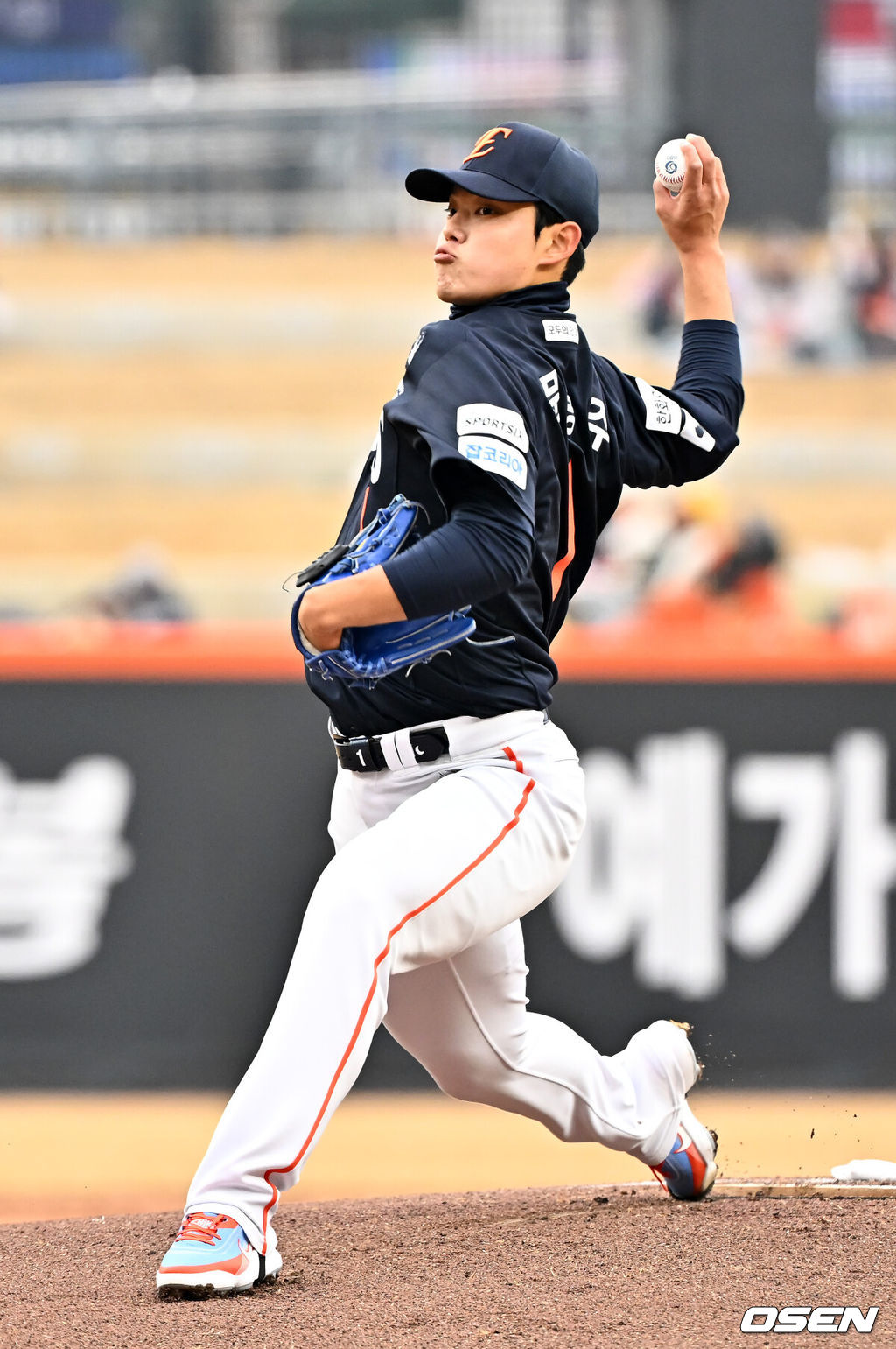 15일 대전 한화생명볼파크에서 2026 신한 SOL KBO리그 시범경기 한화 이글스와 SSG 랜더스의 경기가 열렸다.시범경기는 오는 24일까지 진행되며, 각 팀이 12경기씩 치러 총 60경기가 펼쳐진다.한화 선발 문동주가 마운드 위에서 힘차게 공을 뿌리고 있다. 2026.03.15 /rumi@osen.co.kr