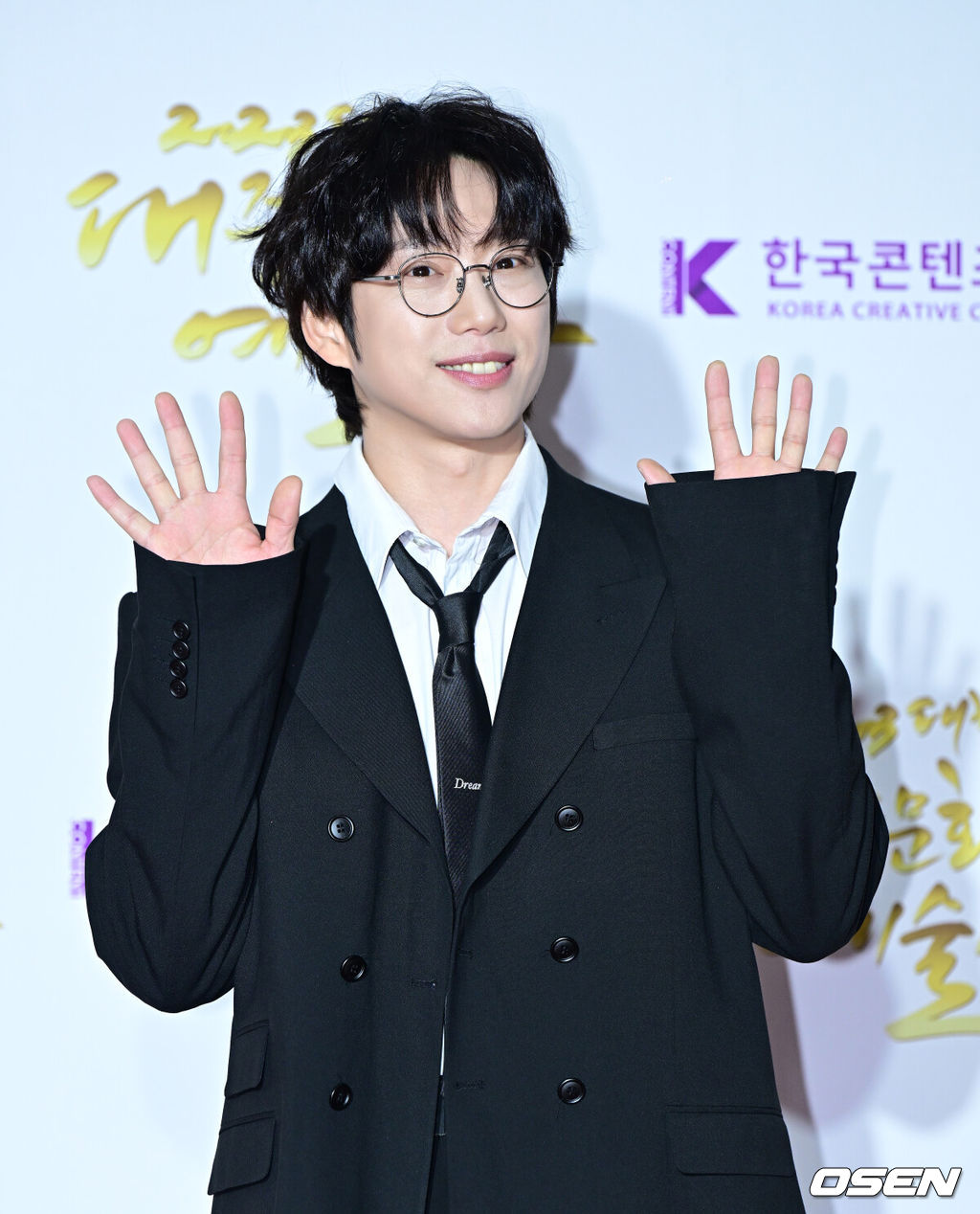 21일 오후 서울 장충동 국립극장 해오름극장에서 2023 대한민국 대중문화예술상 시상식이 열렸다.국무총리표창을 수상한 가수 10cm 권정열이 포토타임을 하고 있다. 2023.10.21 /jpnews@osen.co.kr