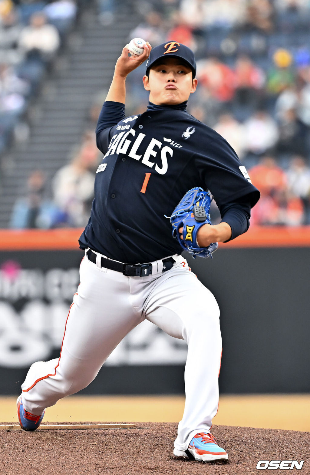 15일 대전 한화생명볼파크에서 2026 신한 SOL KBO리그 시범경기 한화 이글스와 SSG 랜더스의 경기가 열렸다.시범경기는 오는 24일까지 진행되며, 각 팀이 12경기씩 치러 총 60경기가 펼쳐진다.한화 선발 문동주가 마운드 위에서 힘차게 공을 뿌리고 있다. 2026.03.15 /rumi@osen.co.kr